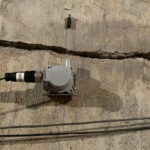 Wireless crack meter measuring large crack