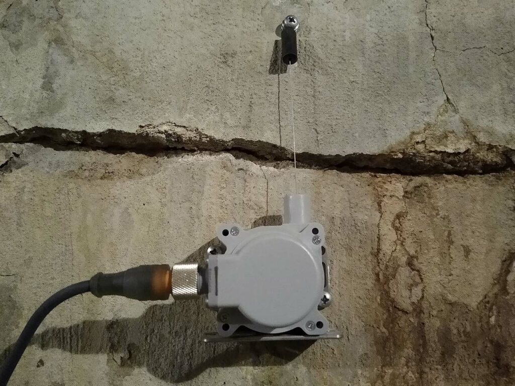 A crack gauge monitoring system on a wall to detect the structure’s weakness.